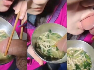 Độc lạ em gái ăn mì còn lấy chim anh chấm vô nước mút doc-la-em-gai-an-mi-con-lay-chim-anh-cham-vo-nuoc-mut
